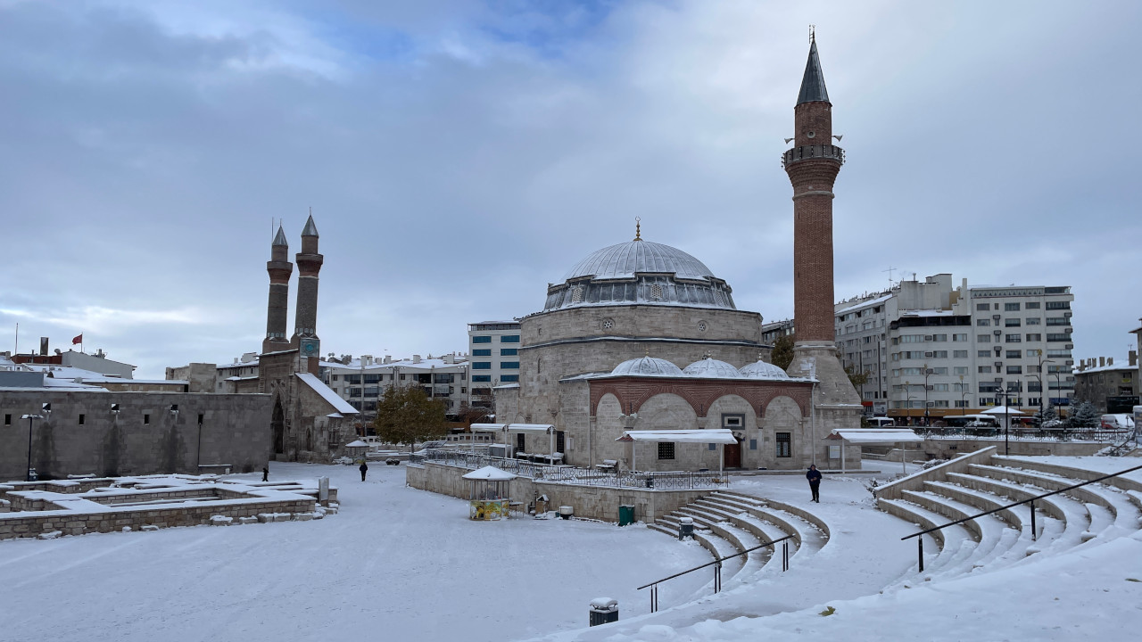 Sivas’ta kar yağışı: 906 yerleşim yerine ulaşım yok