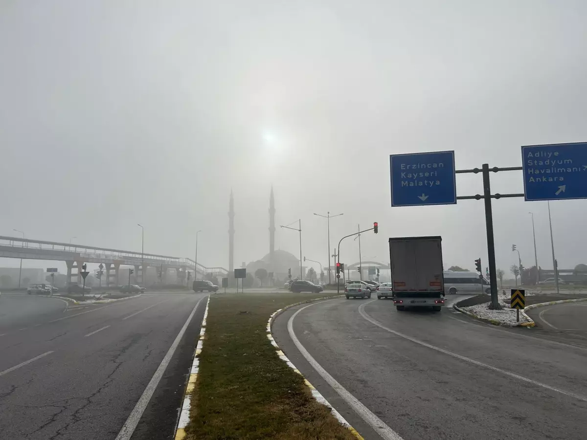 Sivas’ta Yoğun Sis Trafiği Olumsuz Etkiledi